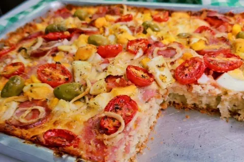 Torta portuguesa feita com uma massa leve de creme de leite 