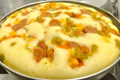 Torta salgada com massa de maisena super prática e leve feit