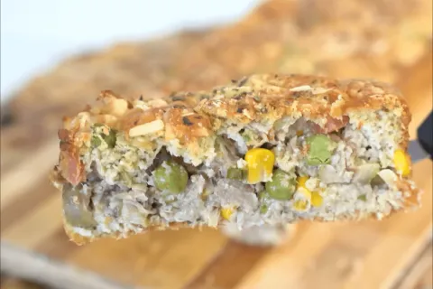 Torta salgada de atum saudável e prática para o seu lanche n