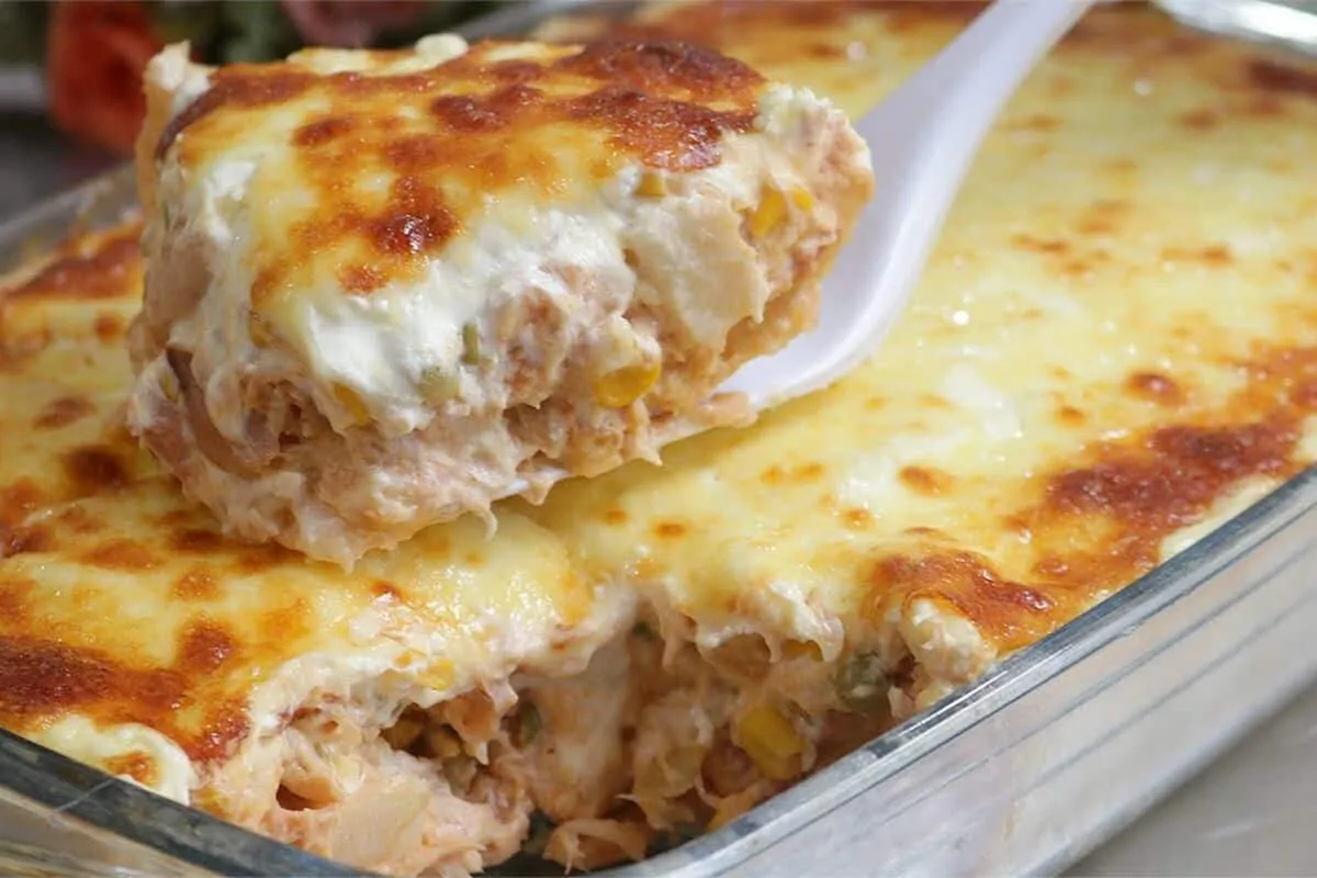 Torta salgada de frango feita com uma massa de dois ingredie