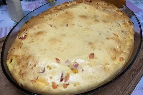 Torta salgada de liquidificador recheada usando ingredientes