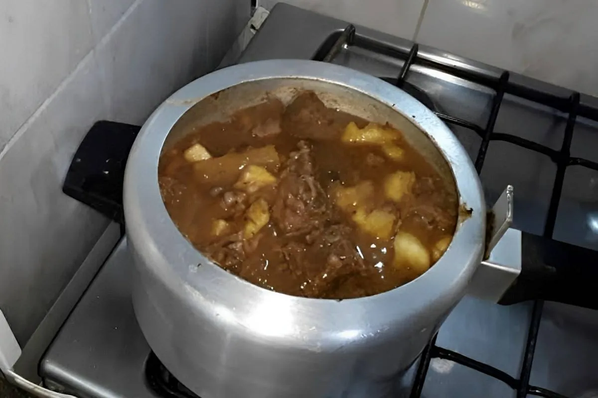 Vaca atolada deliciosa e suculenta um prato simples e fácil