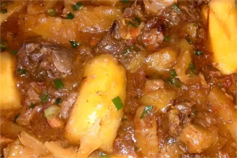 Vaca atolada ou costela com mandioca na panela de pressão de