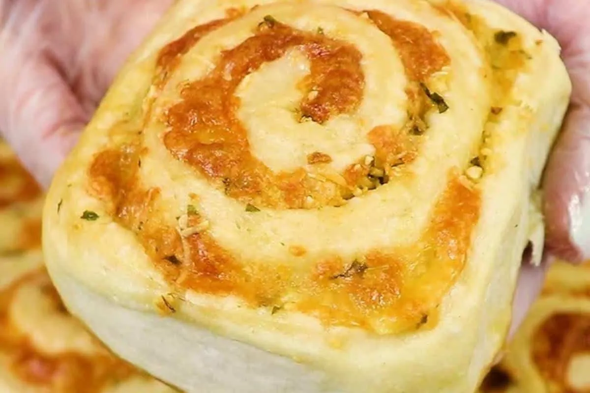 Veja como fazer um pão de alho fofinho para você saborear ju