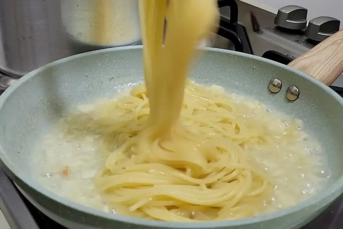 Veja o que fazer para o seu macarrão alho e óleo ficar cremo