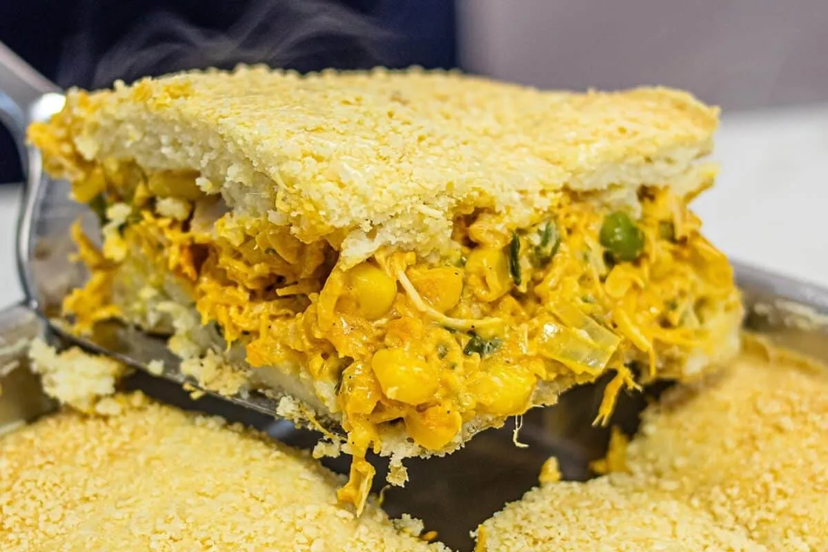 Você vai adorar a massa dessa torta de frango cremosa com re