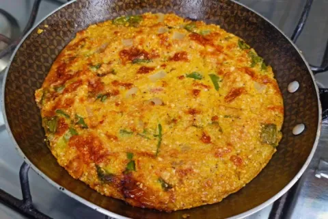 Você vai adorar esse omelete de flocão que cabe em qualquer 