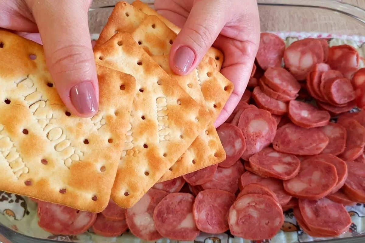Você vai se surpreender com essa receita de calabresa gratin