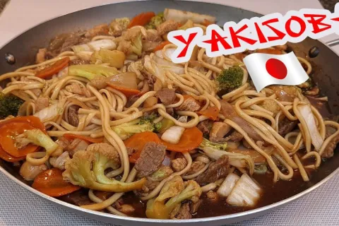 Yakisoba caseiro com o macarrão bem soltinho igual de restau