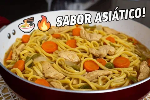 Yakisoba caseiro com um gostinho de restaurante oriental, pa