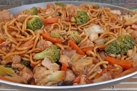 Yakisoba caseiro rápido e com aquele molho que fica cremoso 